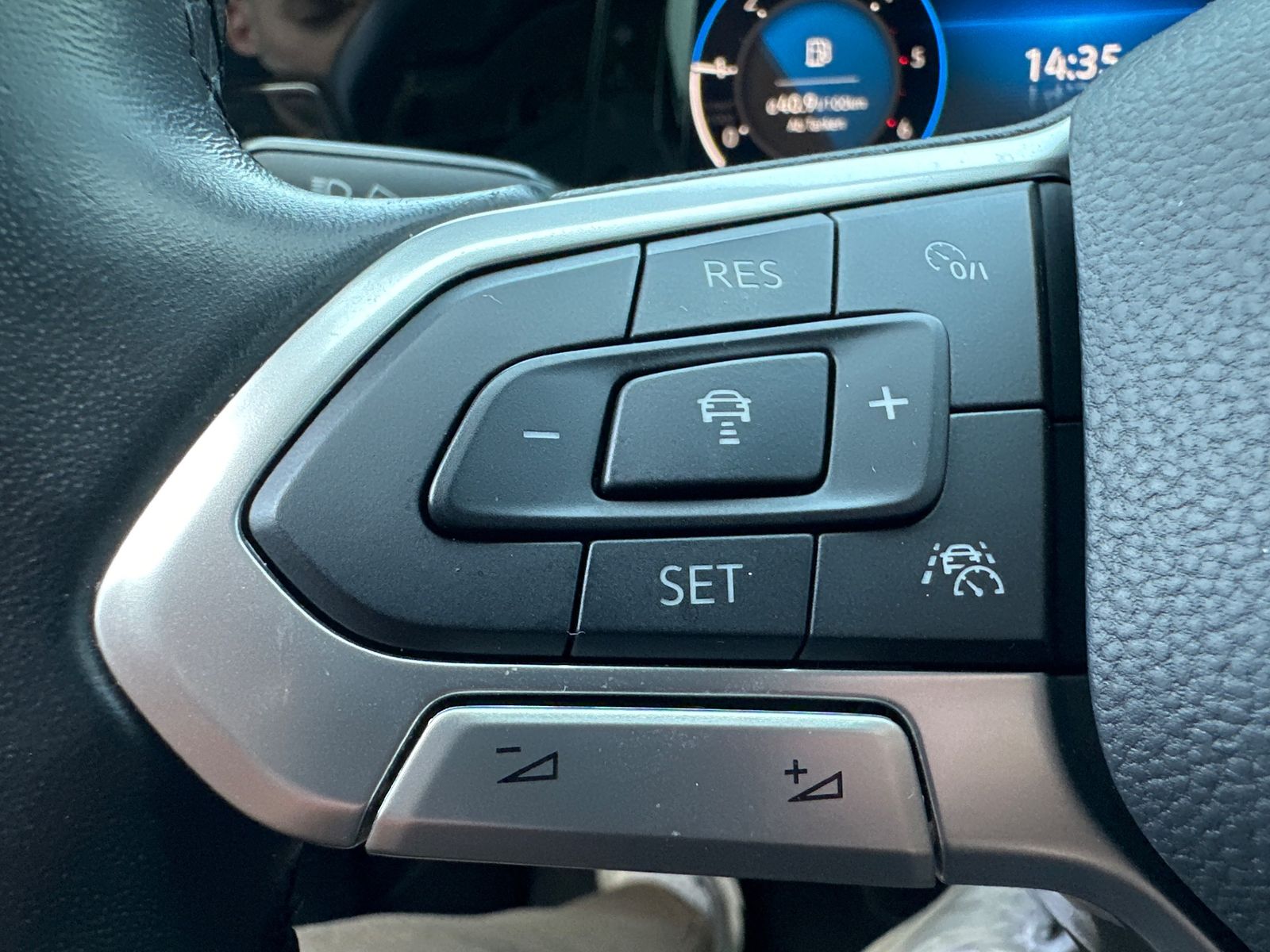 Fahrzeugabbildung Volkswagen Golf Variant 2.0 TDI DSG Style NAV+LED+PANO+AHK