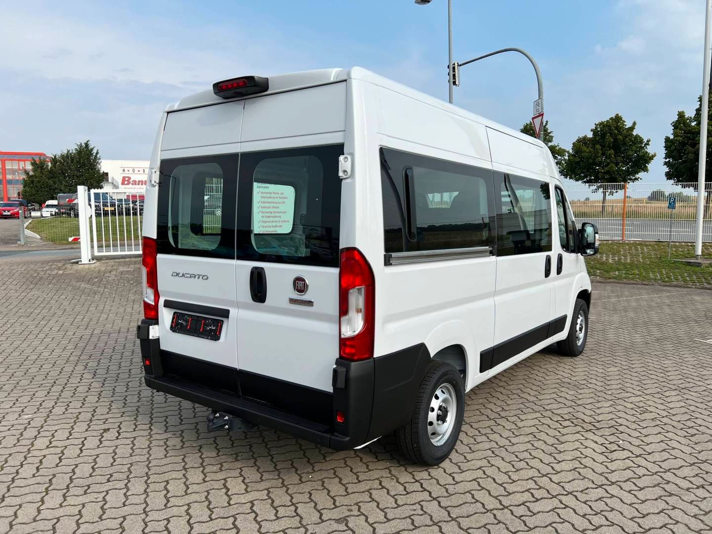 Fahrzeugabbildung Fiat DUCATO  DOKA - 6 Sitzer