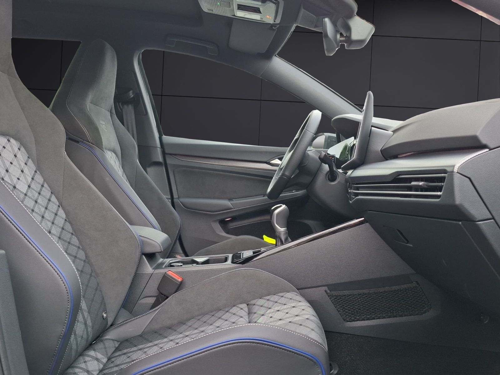 Fahrzeugabbildung Volkswagen Golf VIII Variant TSI R-Line Matrix AHK Navi AID
