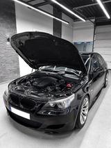 BMW E60 M5 - BMW M5: E60