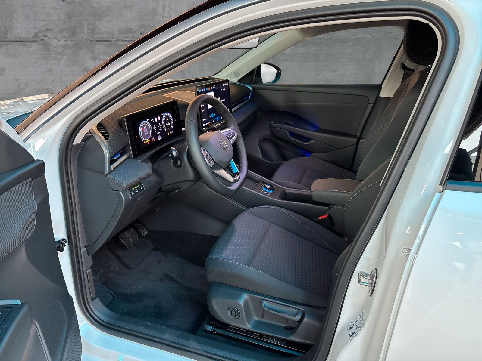 Fahrzeugabbildung Volkswagen T-Roc 1.5 eTSI Life Keyless ACC Kamera SHZ
