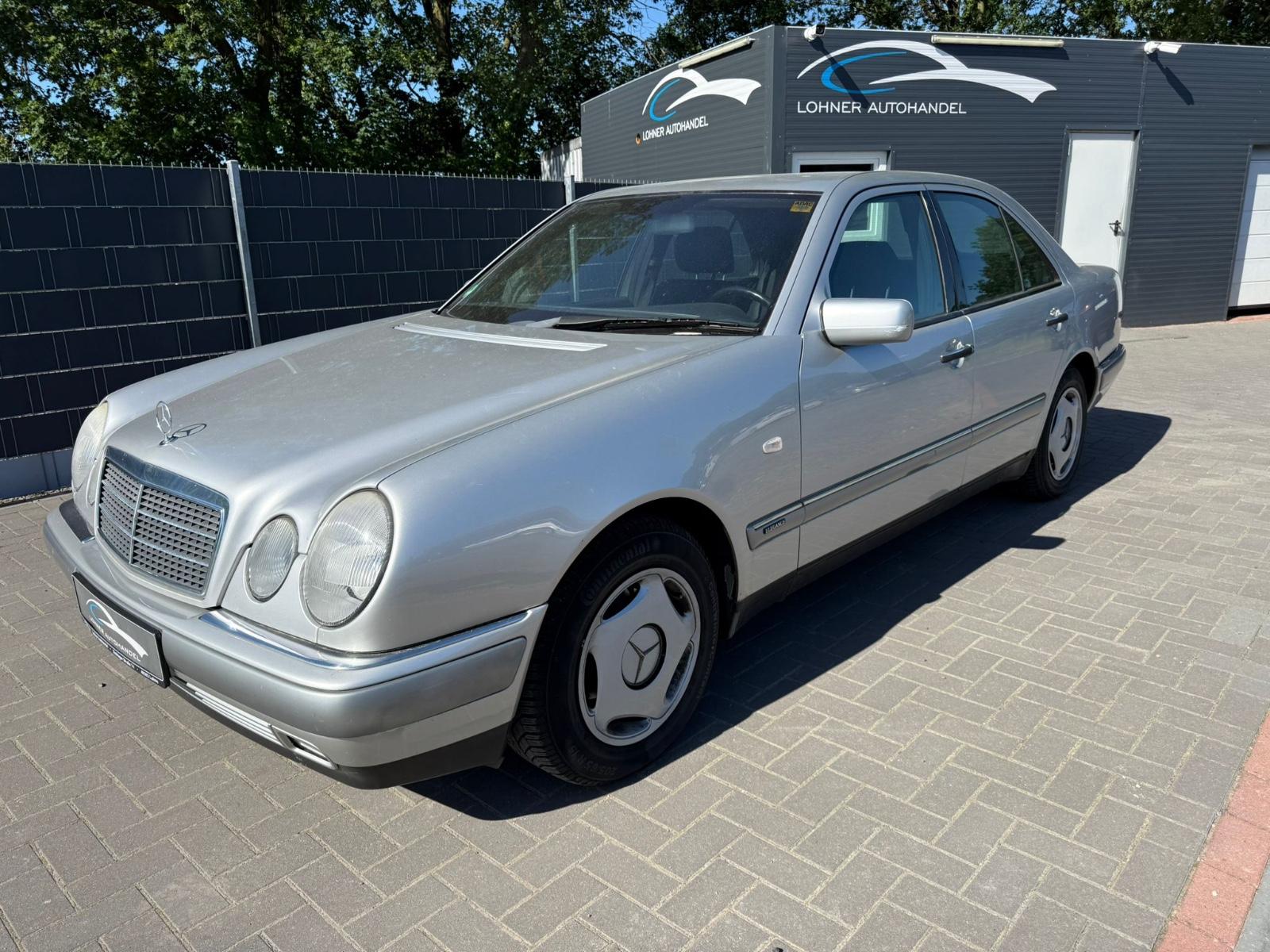 Mercedes-Benz E 240 ELEGANCE/1.HAND/SCHECKHEFT/AUTOMATIK