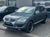 Volkswagen Touareg V8 4.2 Facelift AHK 3500 DYNAUDIO 22" R - Volkswagen Touareg mit Benzin-Antrieb: Geländewagen, Automatik, 3.2