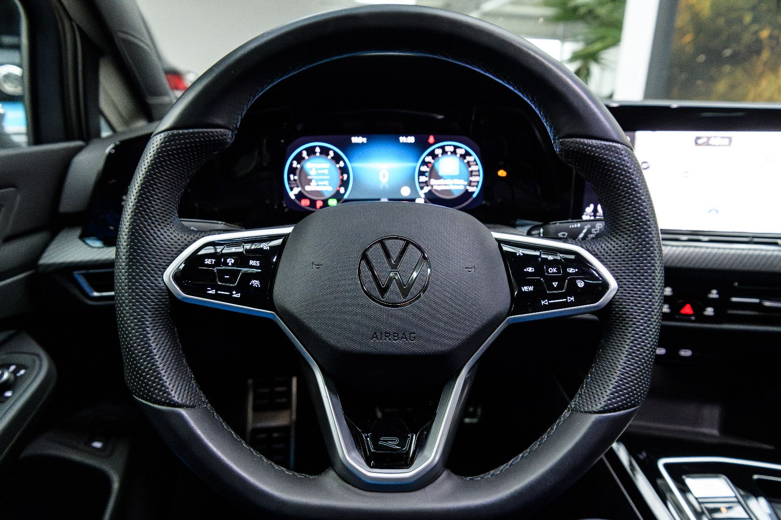 Fahrzeugabbildung Volkswagen Golf Variant R-Line eTSI DSG+AHK+Kamera+Pano