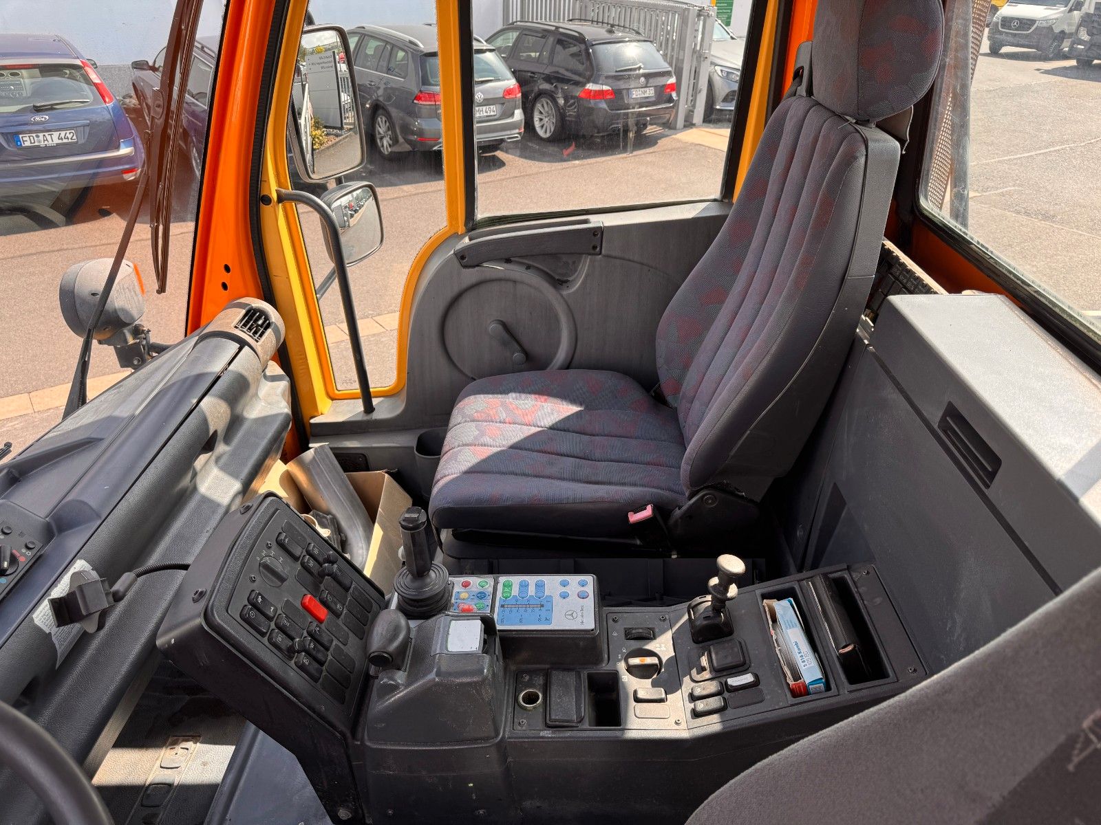 Fahrzeugabbildung Mercedes-Benz Unimog U300 4x4 Vario-Pilot