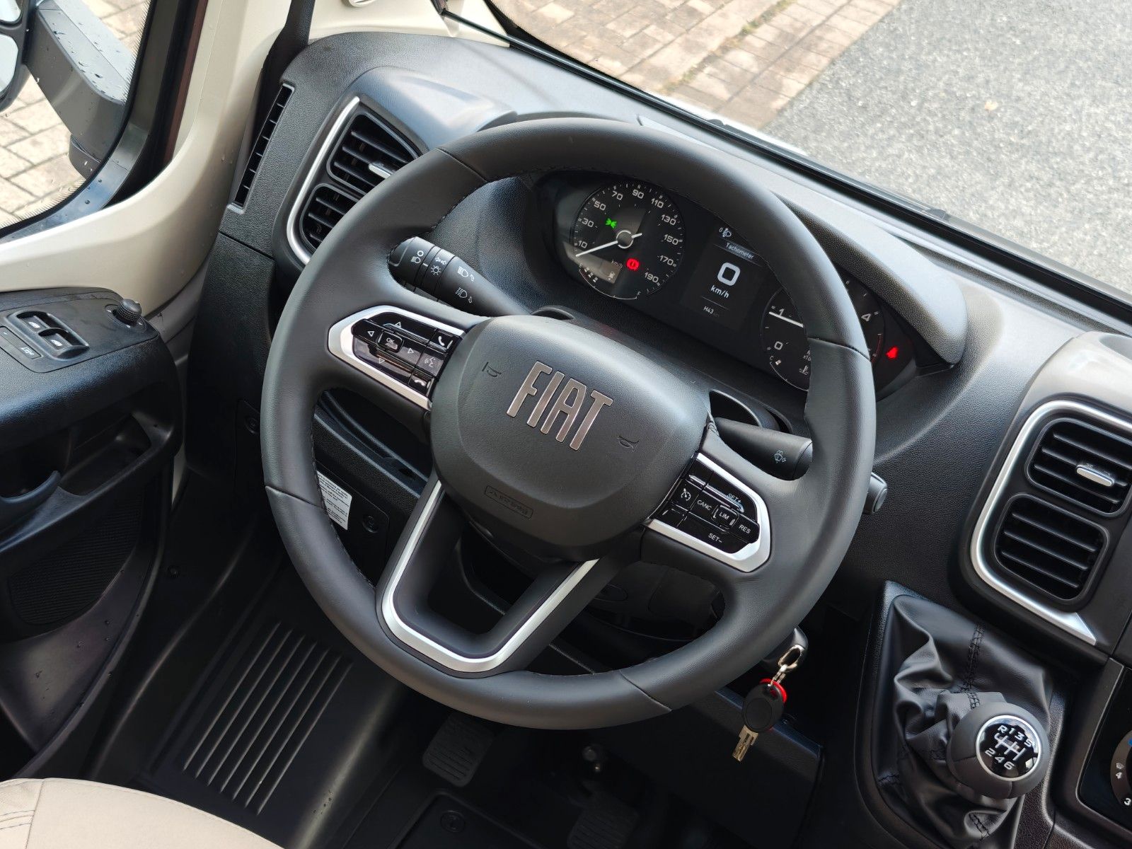 Fahrzeugabbildung LMC Tourer T 660 G -  663 70 Jahre, 140PS -