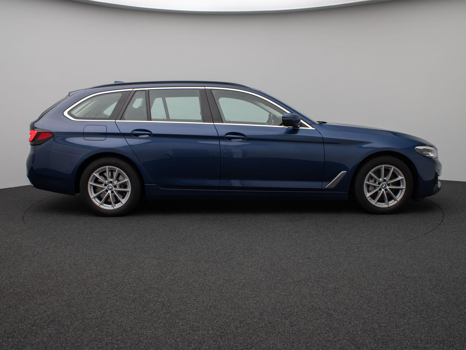 Fahrzeugabbildung BMW 530d Panorama Kamera HUD DAB Alarm AHK Sport