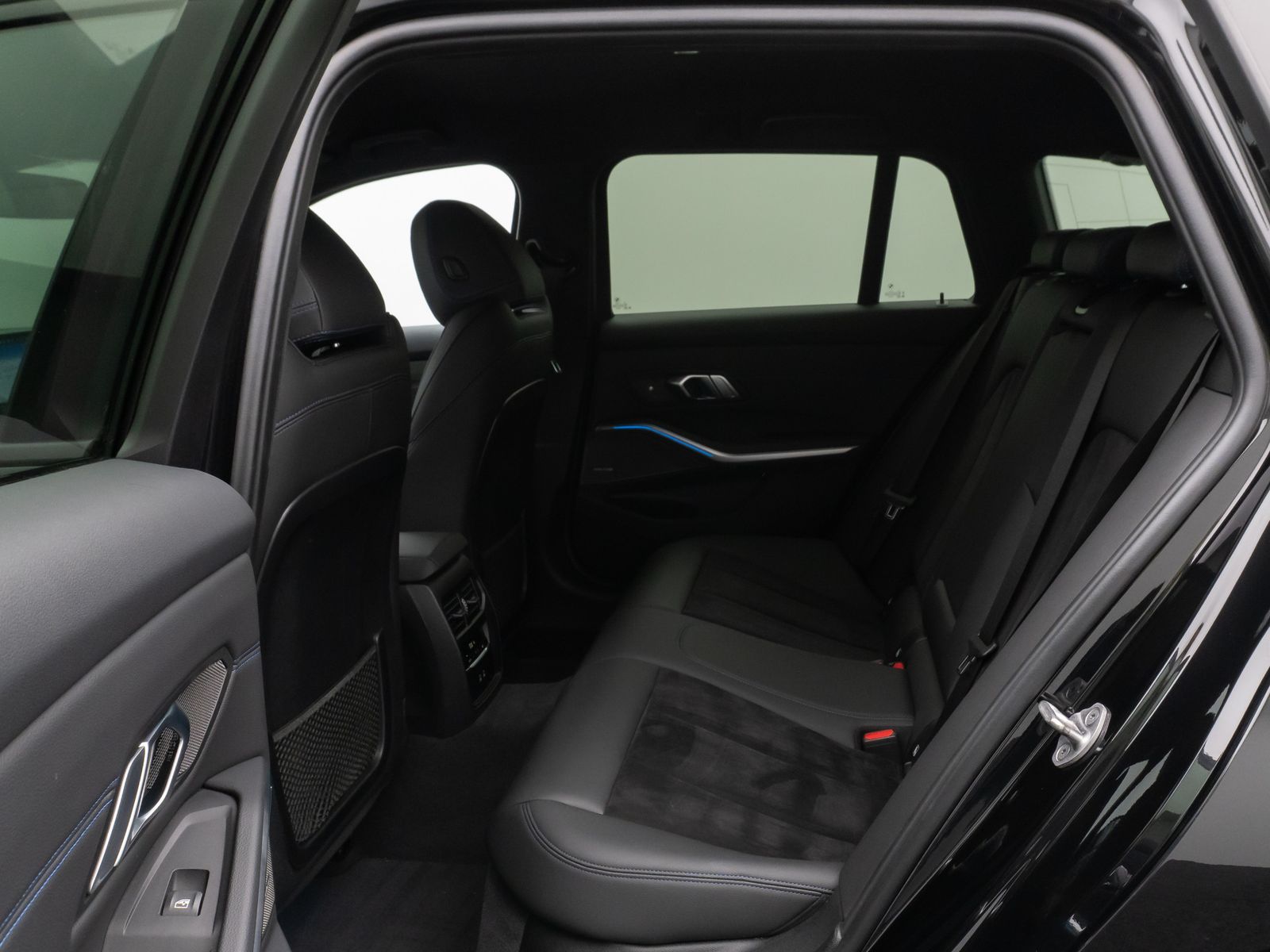 Fahrzeugabbildung BMW 330e xD MSport Kamera HUD DAB H/K Komfort 18Zoll