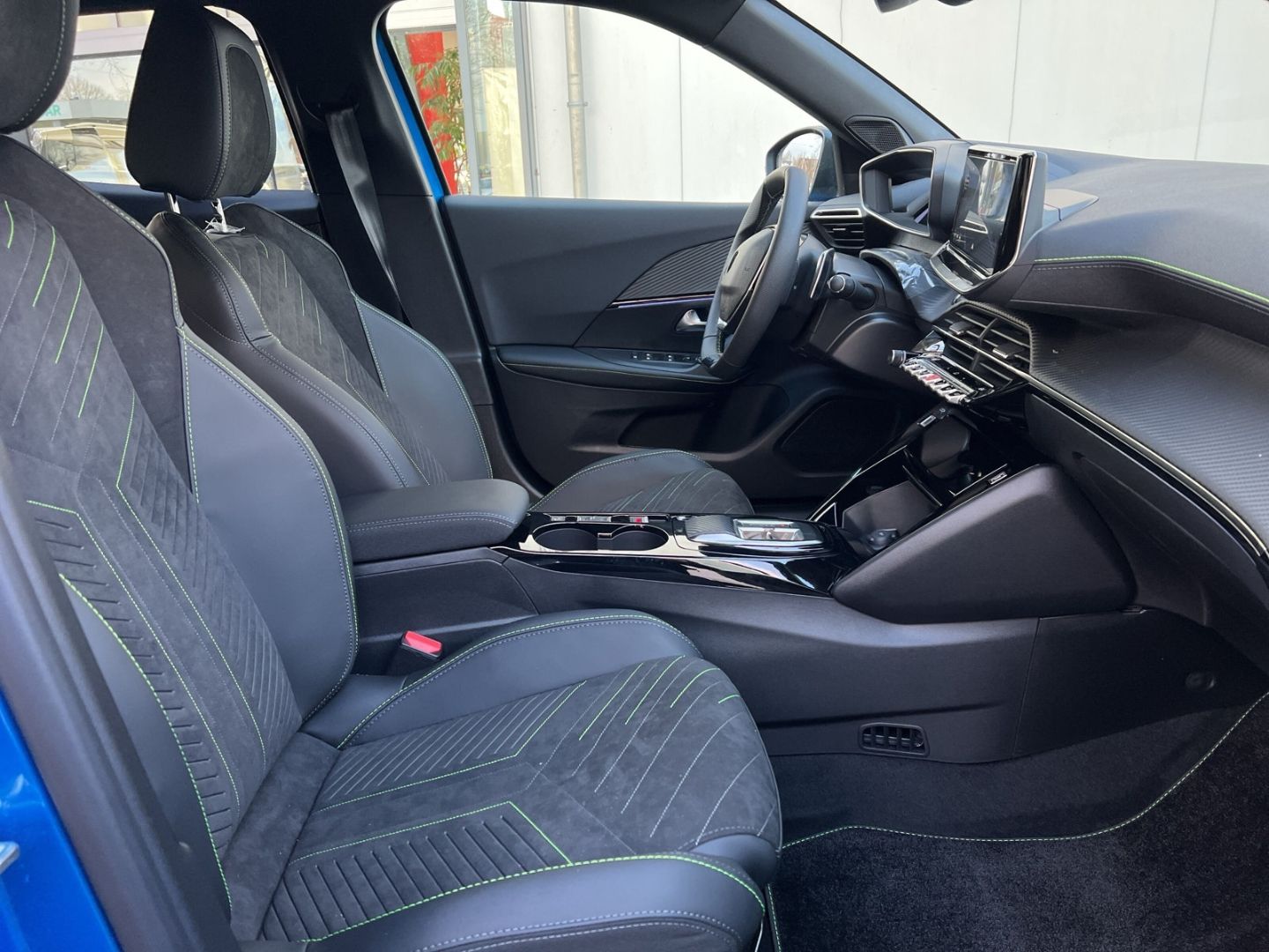 Fahrzeugabbildung Peugeot 2008 GT HYBRID 145 e-DSC6 Panorama Navi