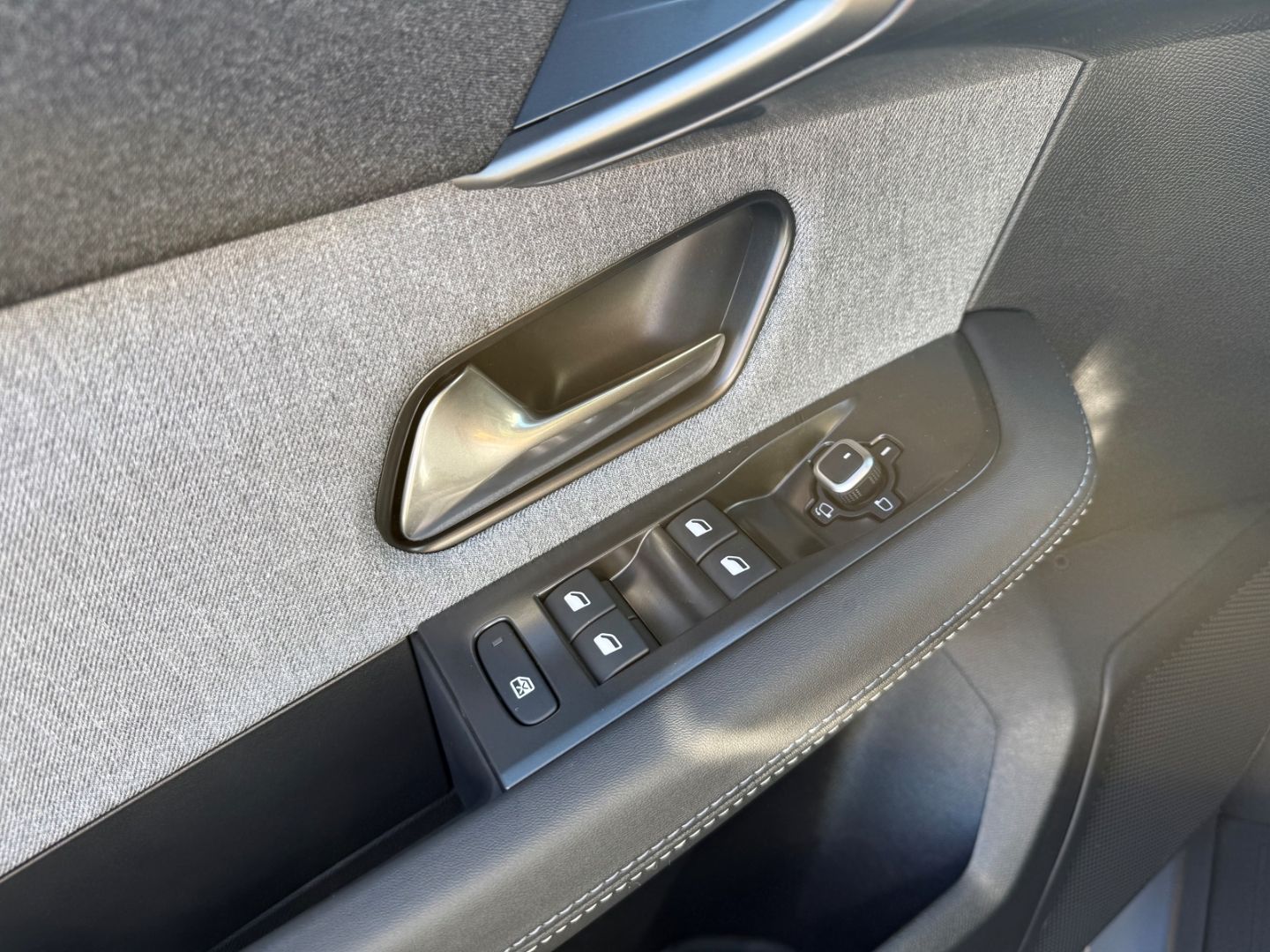 Fahrzeugabbildung Opel Grandland 1.6 Plug-in-Hybrid mit AHK+Allwetter