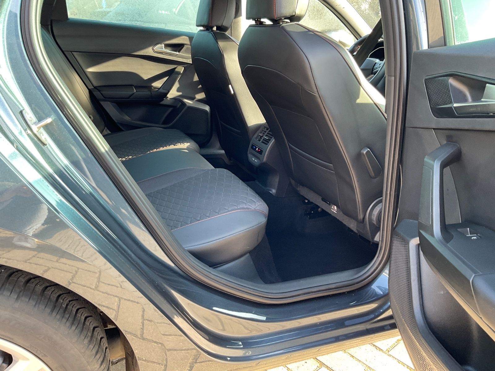 Fahrzeugabbildung SEAT Leon 1.5 eTSI,FR,DSG,ACC,Kamera,Carplay,