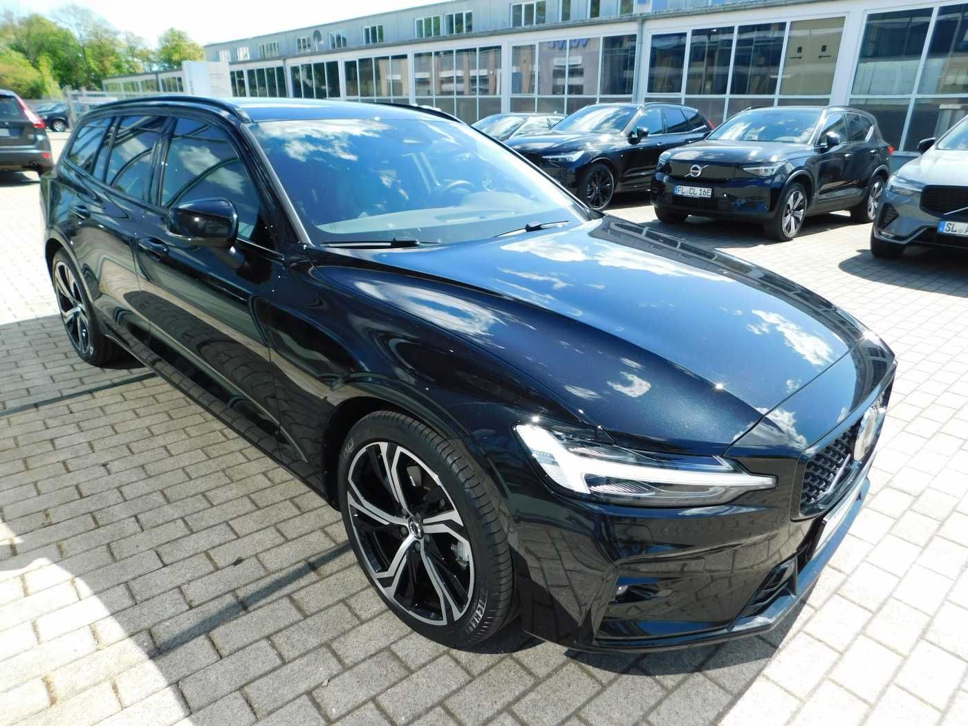 Fahrzeugabbildung Volvo V60 B4 B DKG Plus Dark