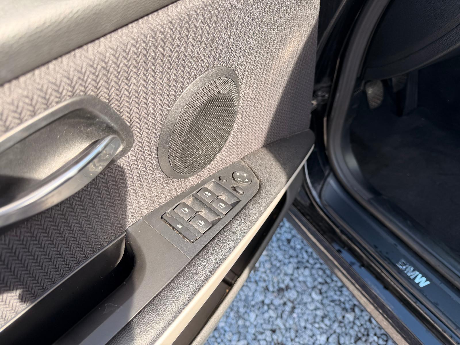 BMW 318 2011 — photo 11