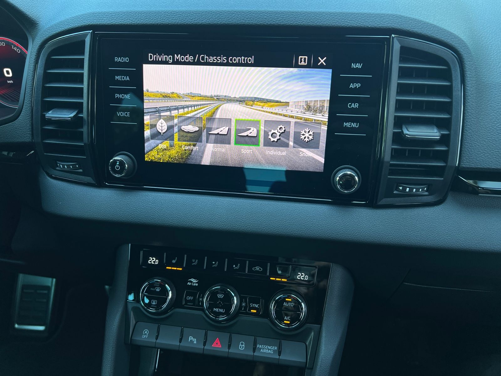Fahrzeugabbildung SKODA Karoq Sportline 2.0 TSI 4x4 DSG *CANTON, AHK, 19