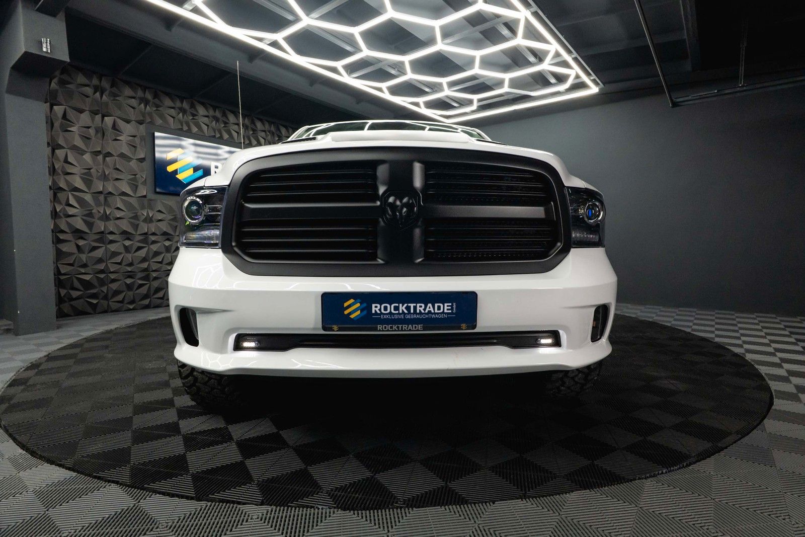 Fahrzeugabbildung Dodge RAM 5.7 V8 HEMI 4x4 OFFROAD Night-Paket *LED*19%