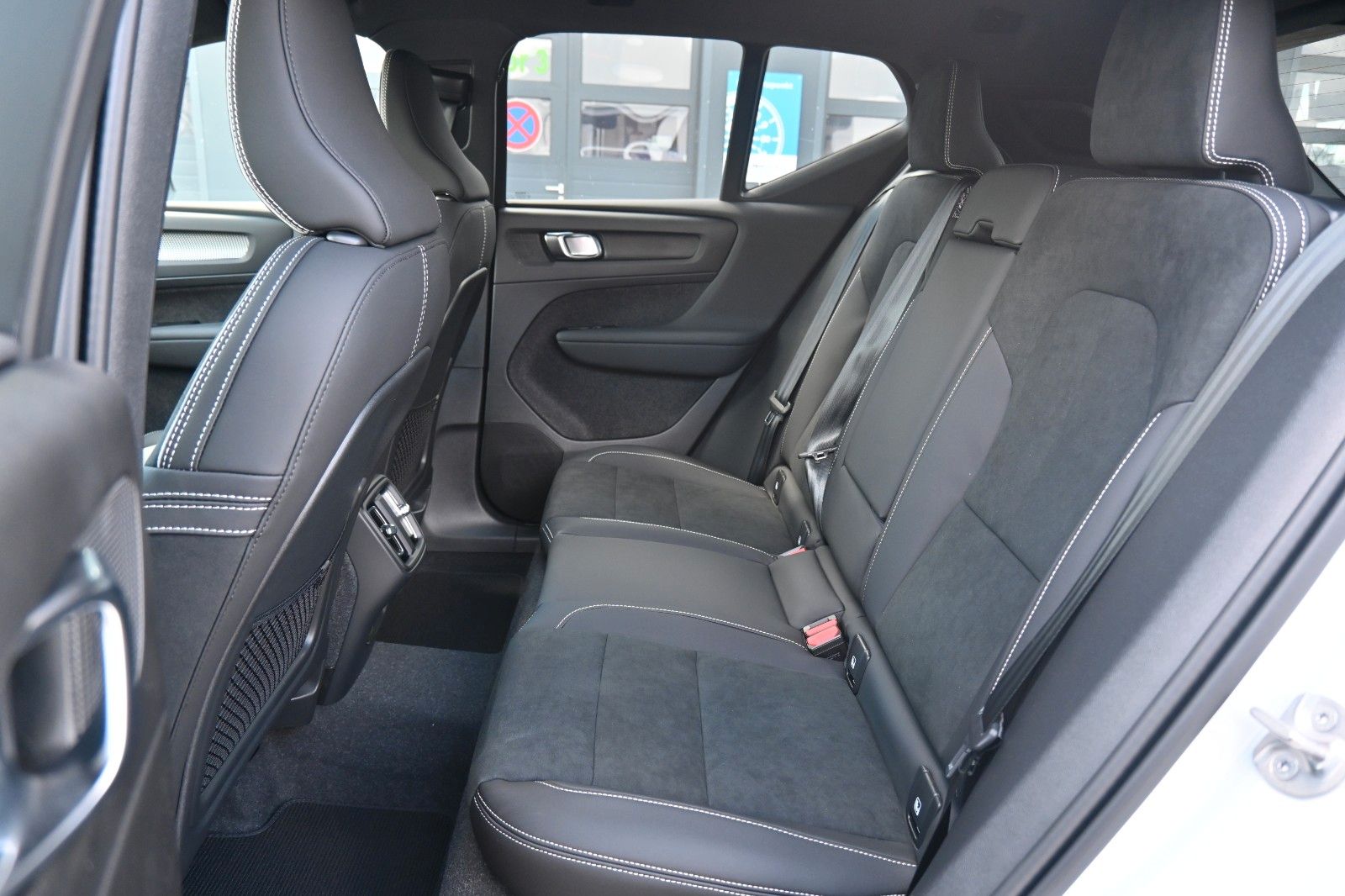 Fahrzeugabbildung Volvo XC40 B4 DKG Plus Dark*H&K*FSHZG*360°*ACC*AHK