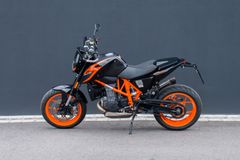 KTM Duke 690 R + A2 / 35 kW  + Akra + IXS Taschen