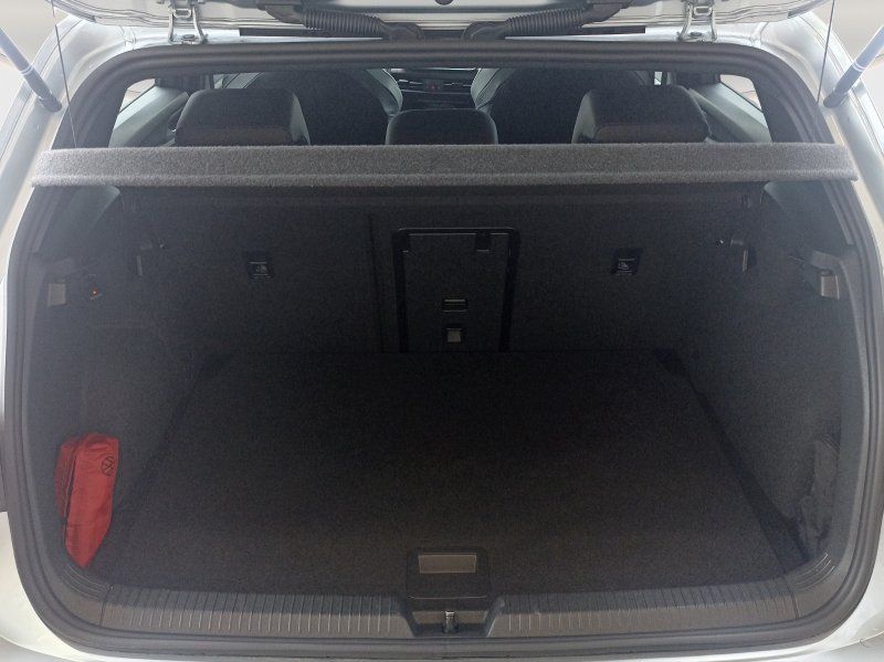 Fahrzeugabbildung Volkswagen Golf VIII 1.5 eTSI DSG R-Line