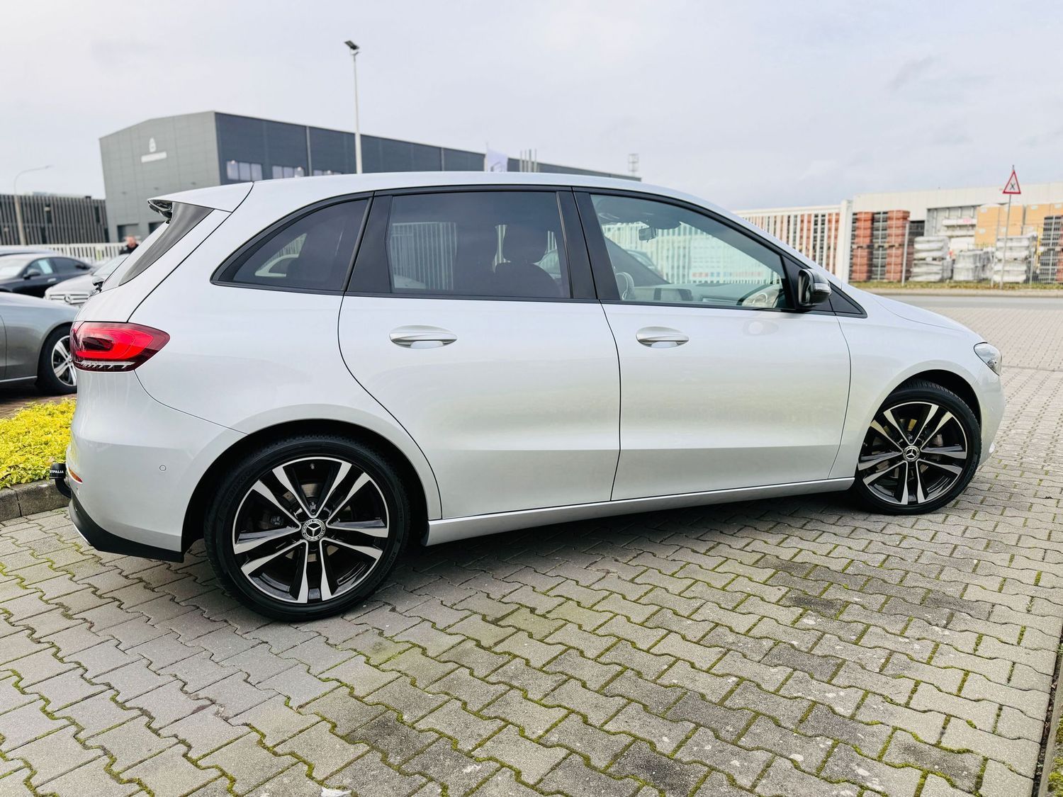 Fahrzeugabbildung Mercedes-Benz B 180 PROGRESSIVE & NIGHT, Automatik, AHK, LED,