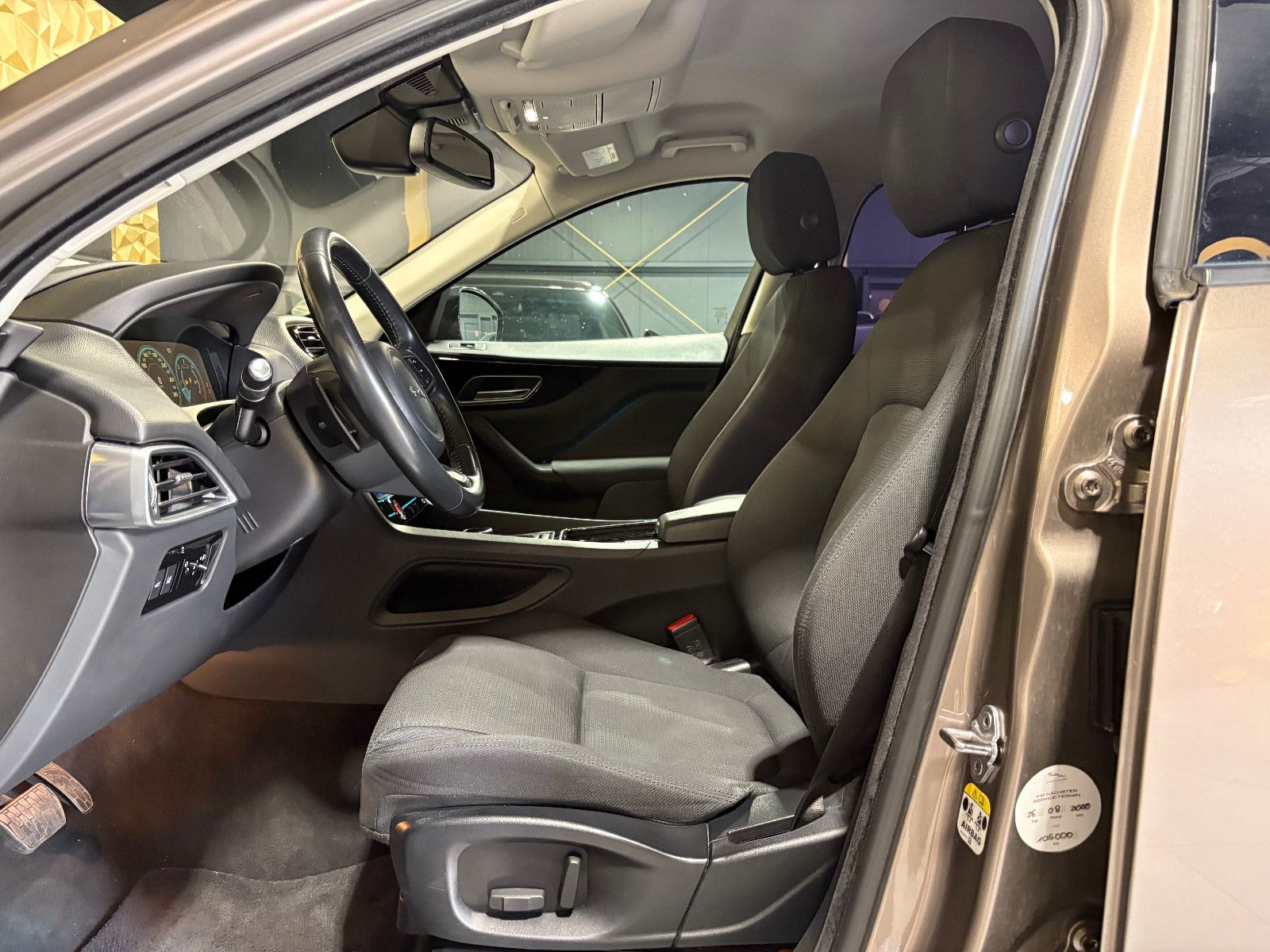 Fahrzeugabbildung Jaguar F-PACE Pure AWD/HEAD-UP/NAVI/PDC/SOUNDSYSTEM