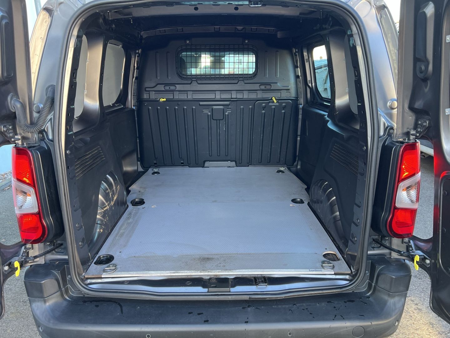 Fahrzeugabbildung Citroën Berlingo KW L1 1.5 Club M BlueHDi 100 S&S Temp.