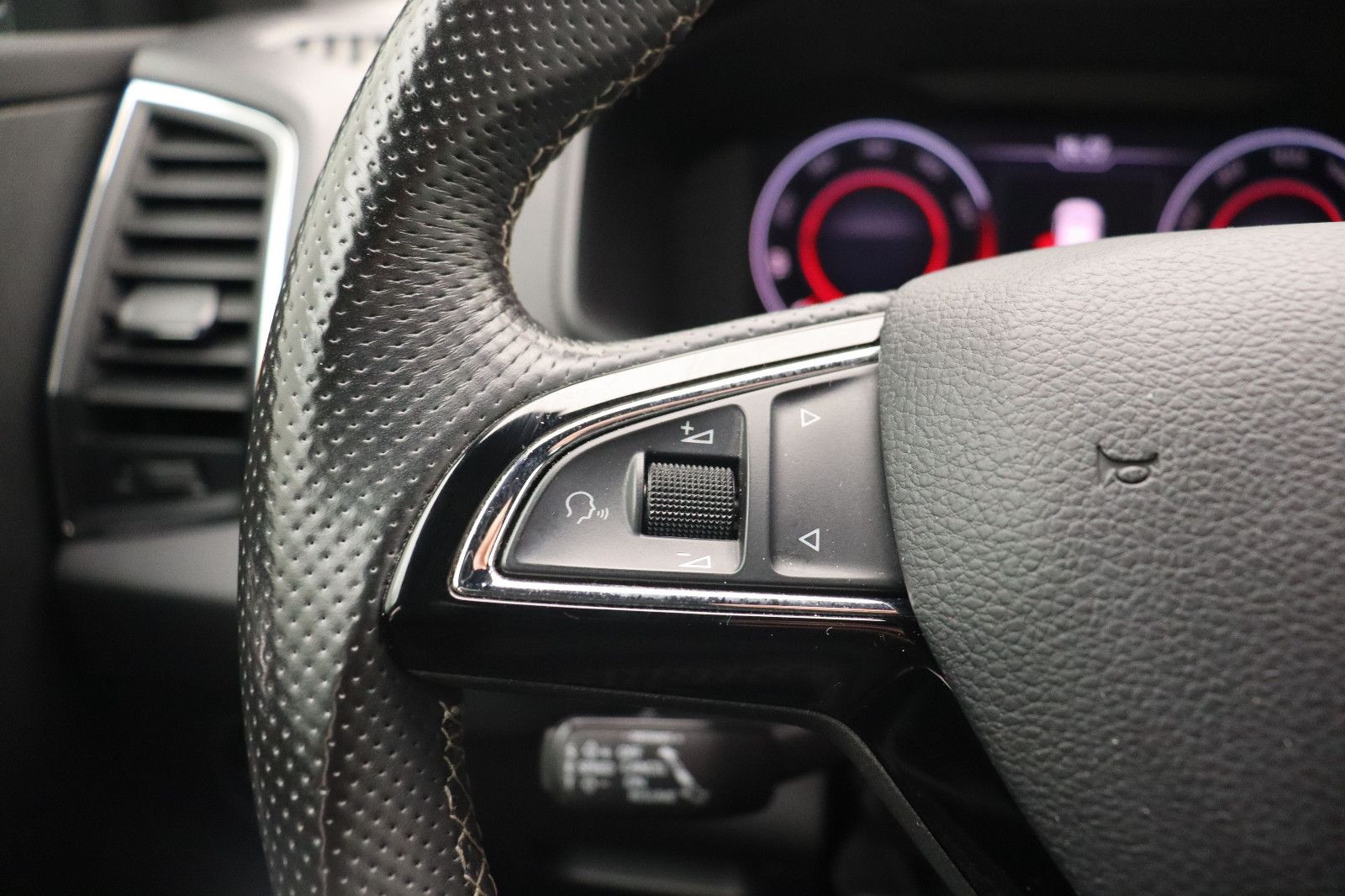 Fahrzeugabbildung SKODA Karoq 1.5 Ambition SPORTLINE LED NAVI ACC