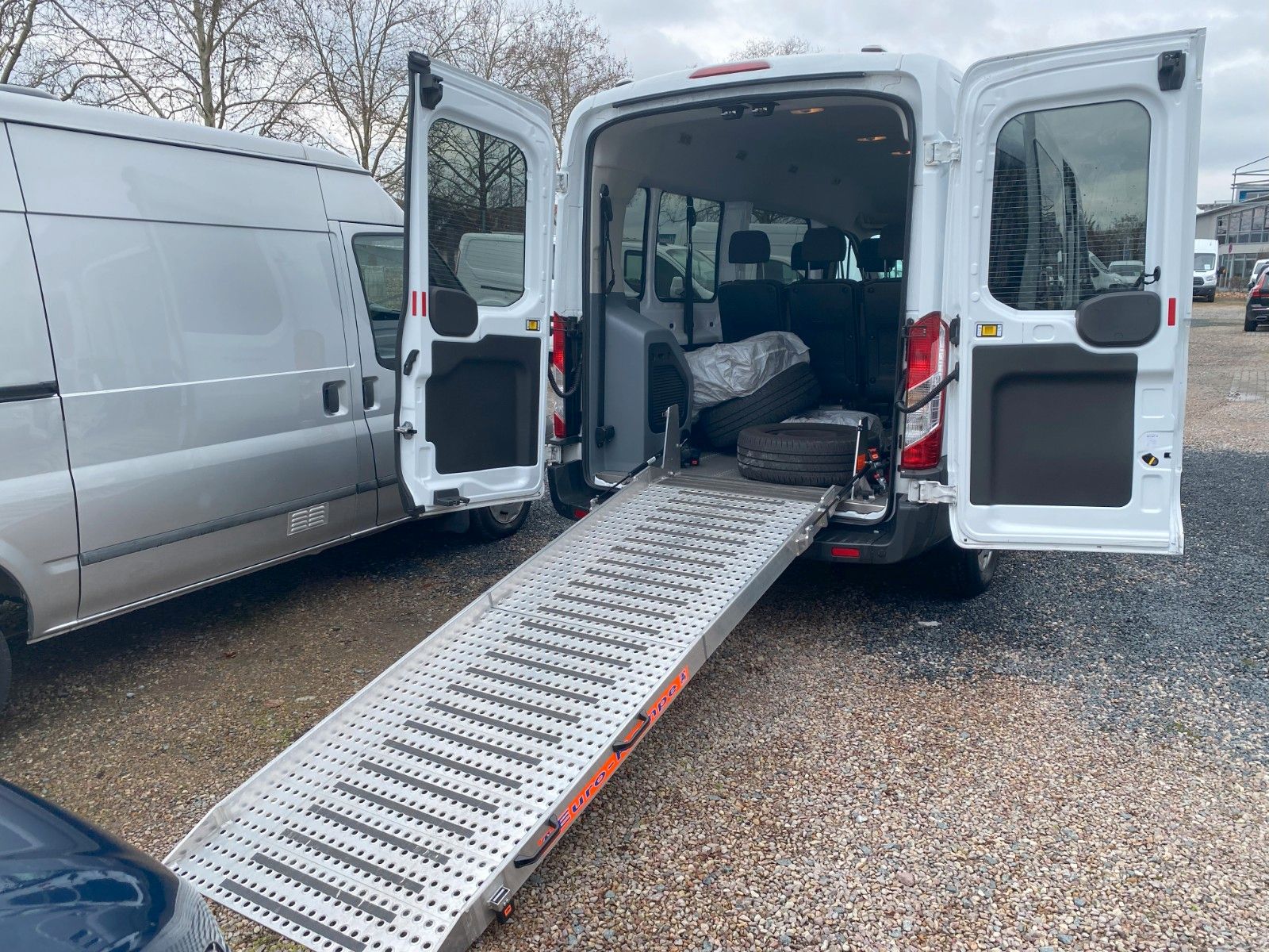 Fahrzeugabbildung Ford Transit Kombi 350 L3 Trend,9SitzerROLLSTHULRAMPE
