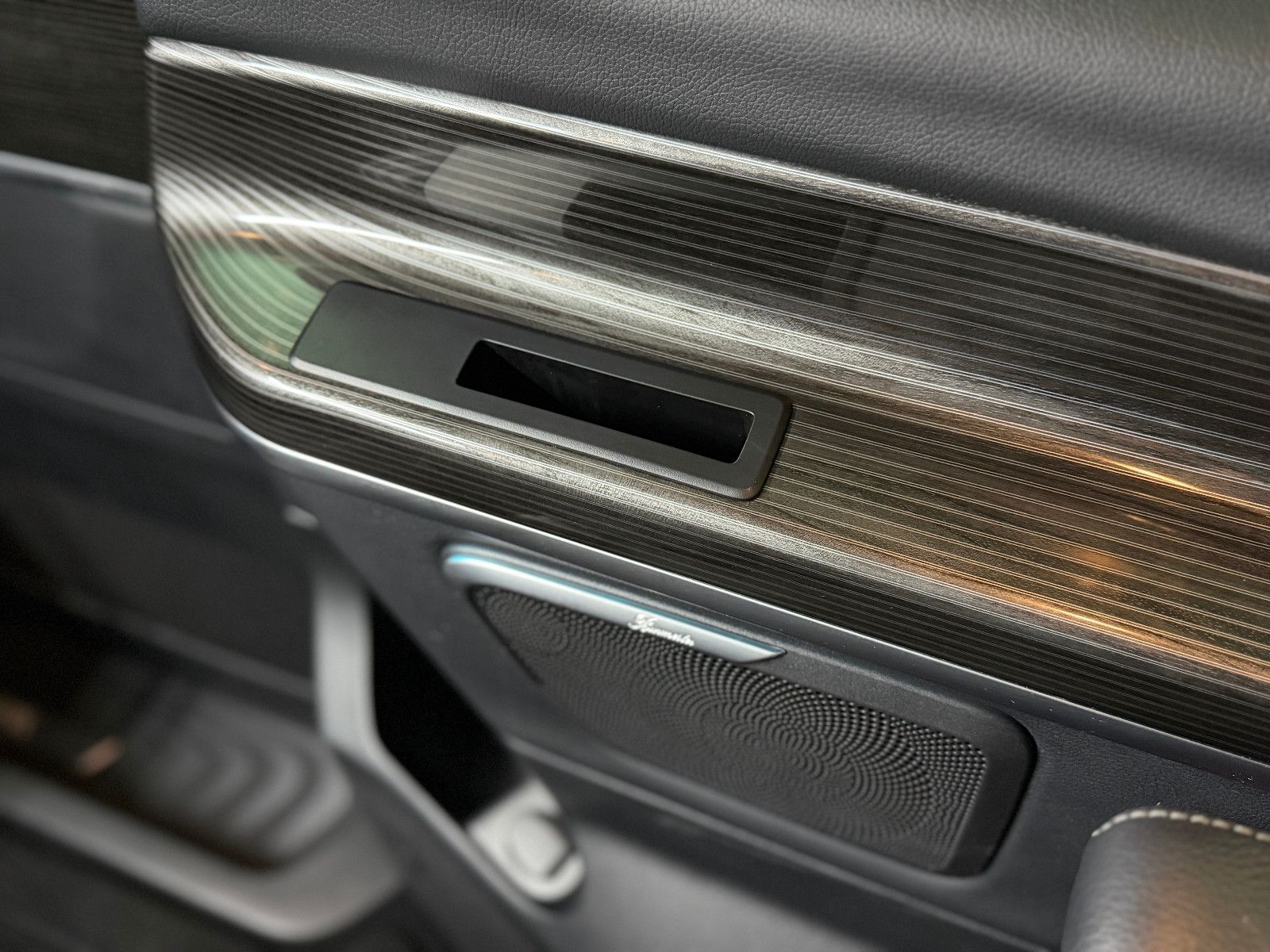 Fahrzeugabbildung Mercedes-Benz V300 d AVANTGARDE EDITION 4MATIC lang|BURMESTER|