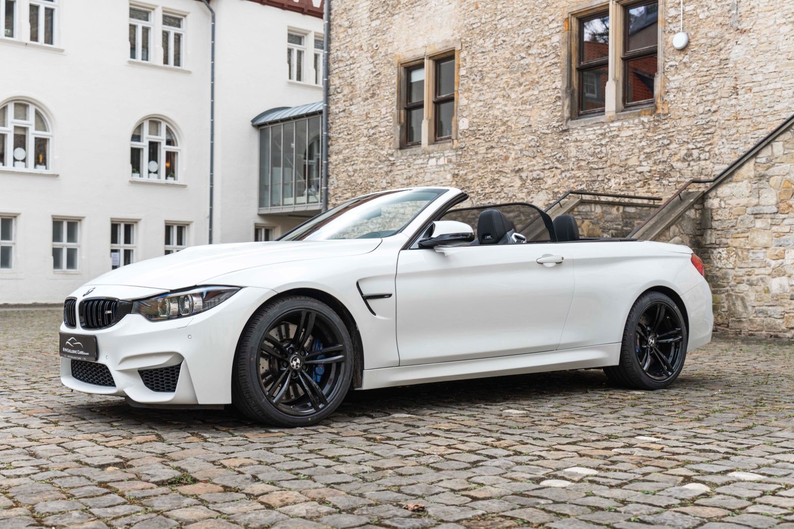 Fahrzeugabbildung BMW M4 Kabrio HUD LED KAM TOTW H&K DKG PDC CARBON