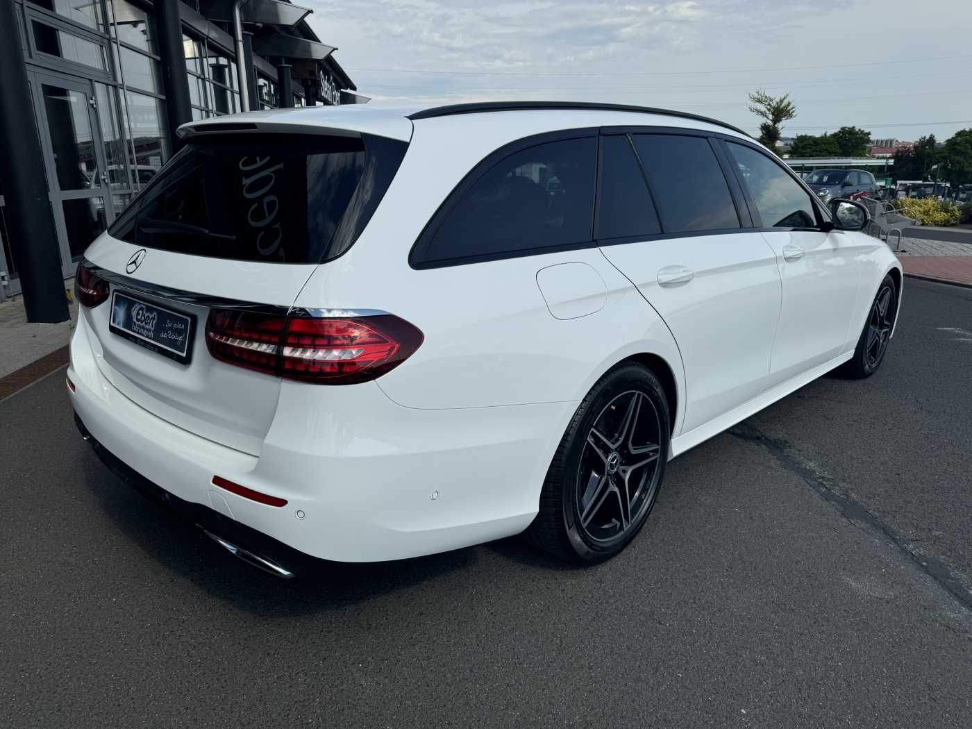 Fahrzeugabbildung Mercedes-Benz E 220d T AMG+Pano+AHK+Night+TotW+ RKamera+Ambien