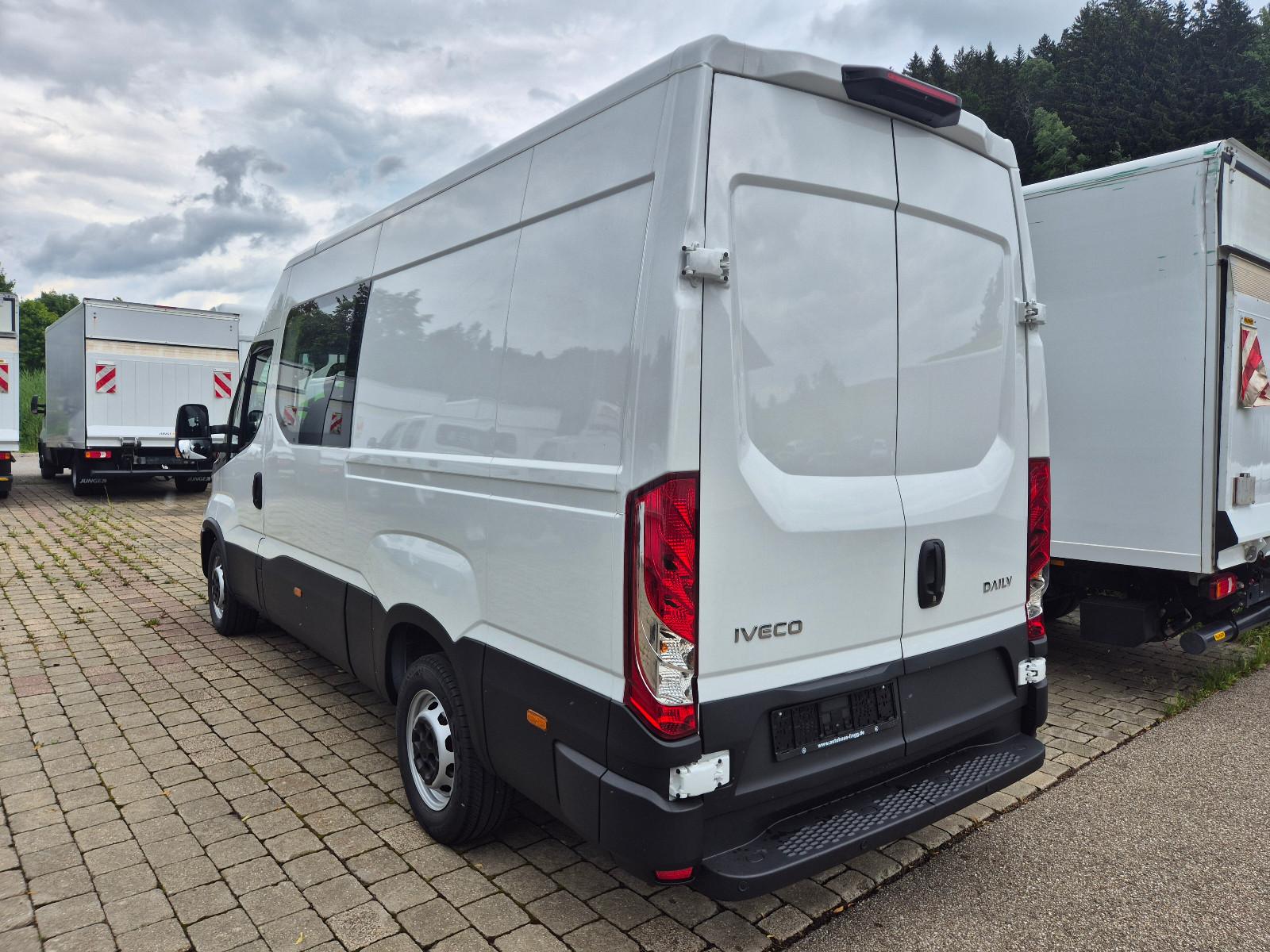 Iveco DAILY 35S14 7-Sitzer DOKA
