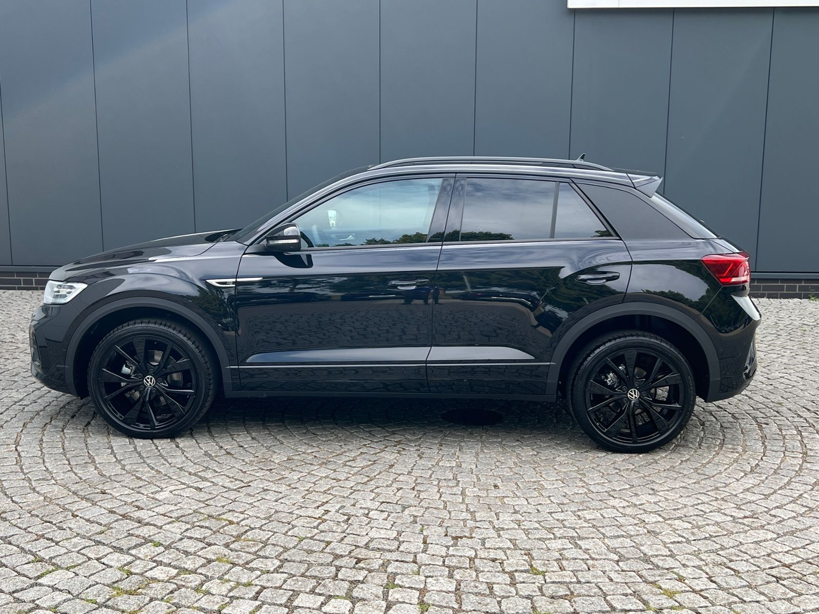 Fahrzeugabbildung Volkswagen T-Roc R-Line 1.5 TSI DSG *AHK, Pano, Black Style