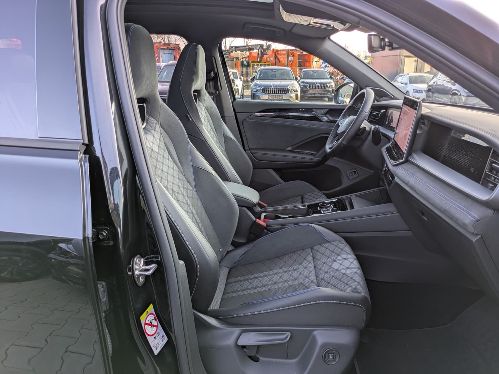 Fahrzeugabbildung Volkswagen Tayron 2.0 TDI 4M R-Line 7S*IQ-L.*PANO*HUD*AHK