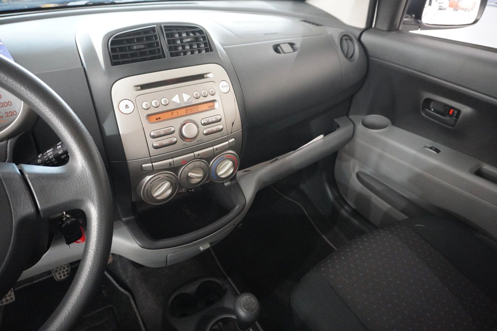Fahrzeugabbildung Daihatsu Sirion 1.0 5-TÜR KLIMA/CD/AUX/8-FACH/TÜV