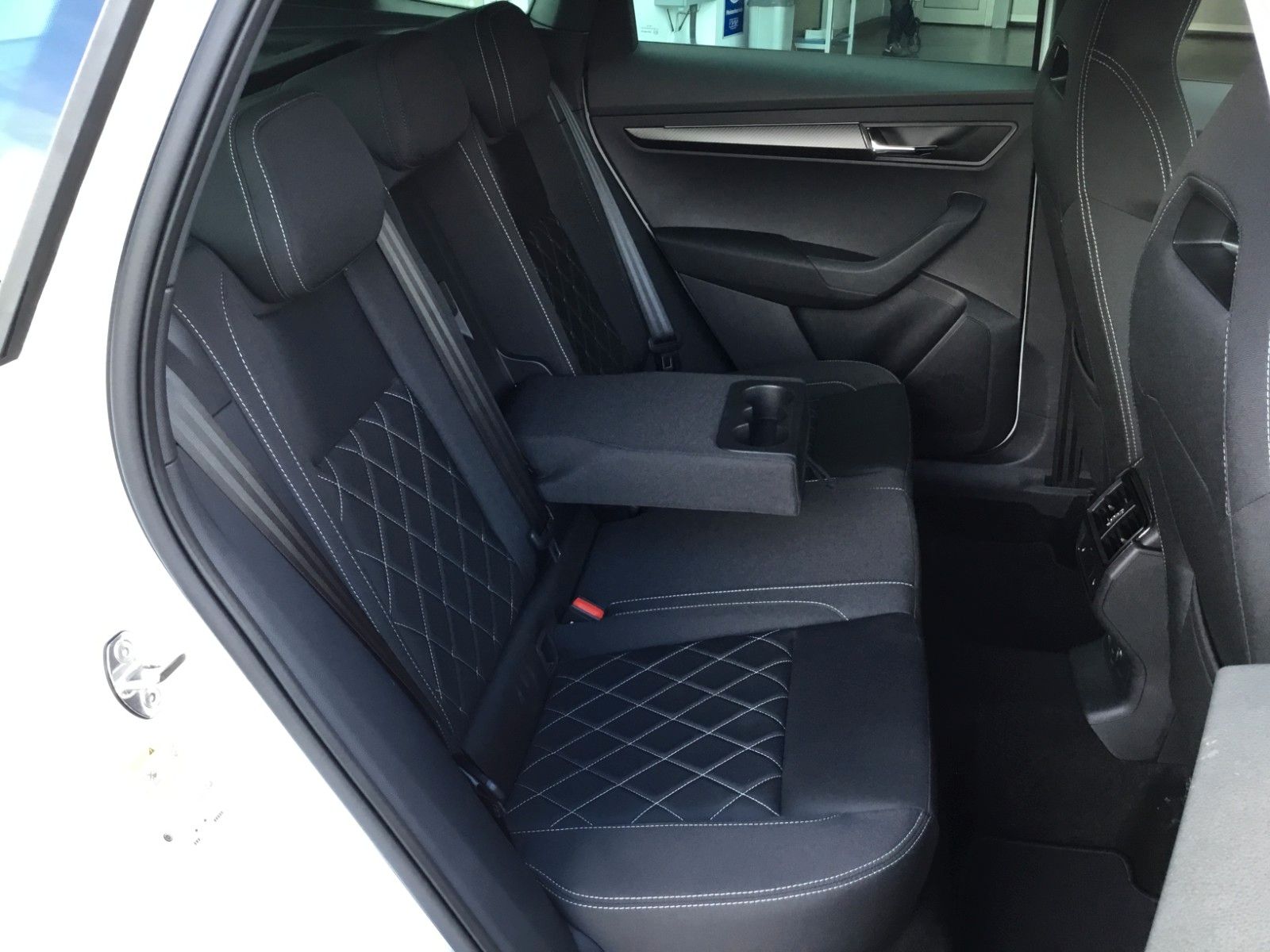 Fahrzeugabbildung SKODA Karoq 2.0l TSI DSG 4x4 Sportline+AHK+Matrix+Pano