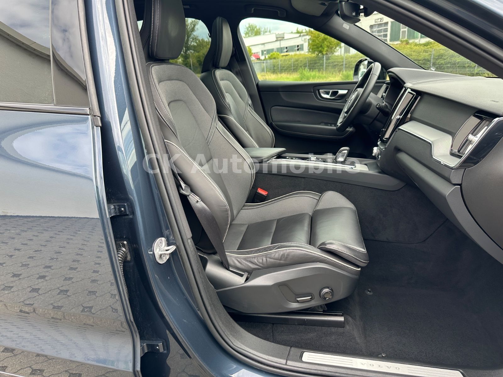 Fahrzeugabbildung Volvo XC60 B4 R Design 2WD/Navi/Pano/Kamera/LED