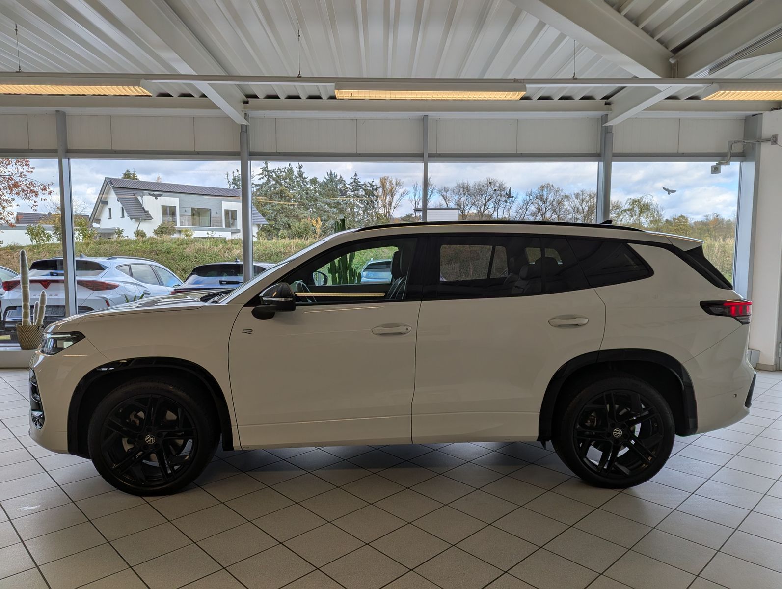 VW Tayron 2.0 R-Line Leder Launch Pano Black AHK 20 - Image 4