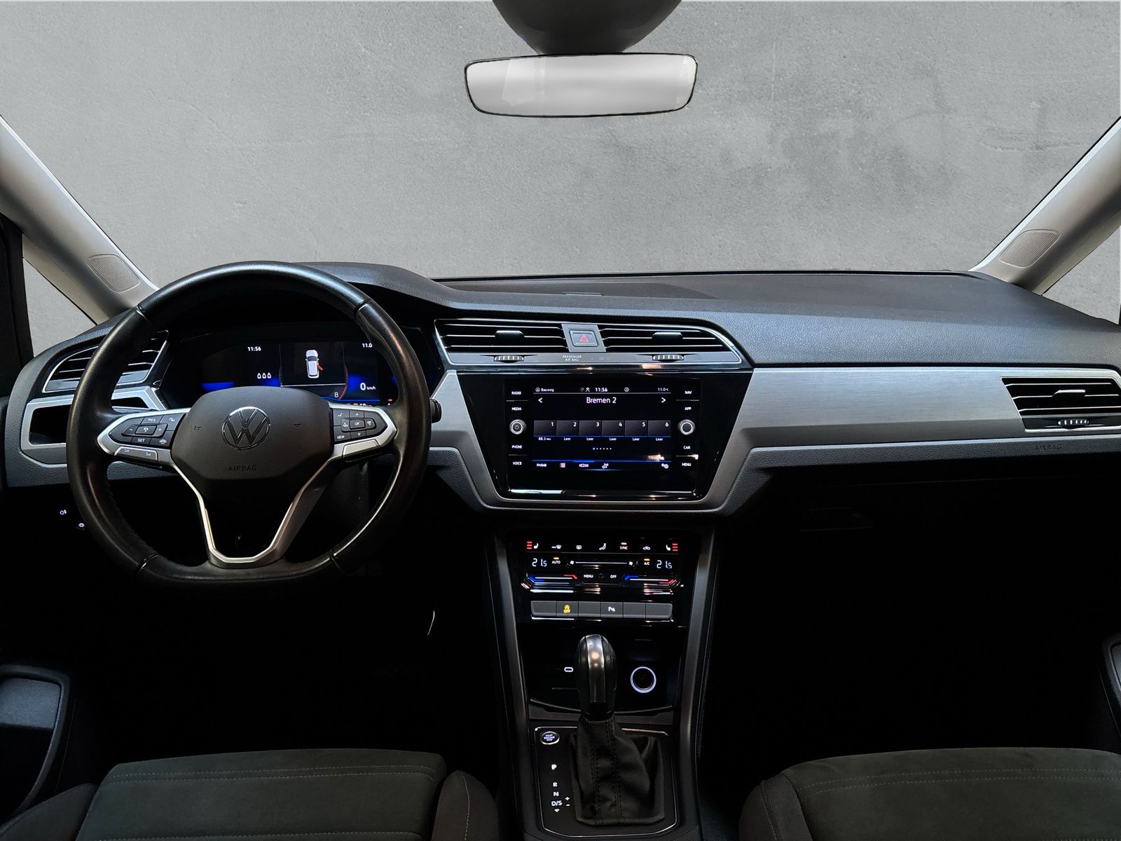 Fahrzeugabbildung Volkswagen Touran 1.5 TSI DSG digitalCP Navi SHZ ACC PDC