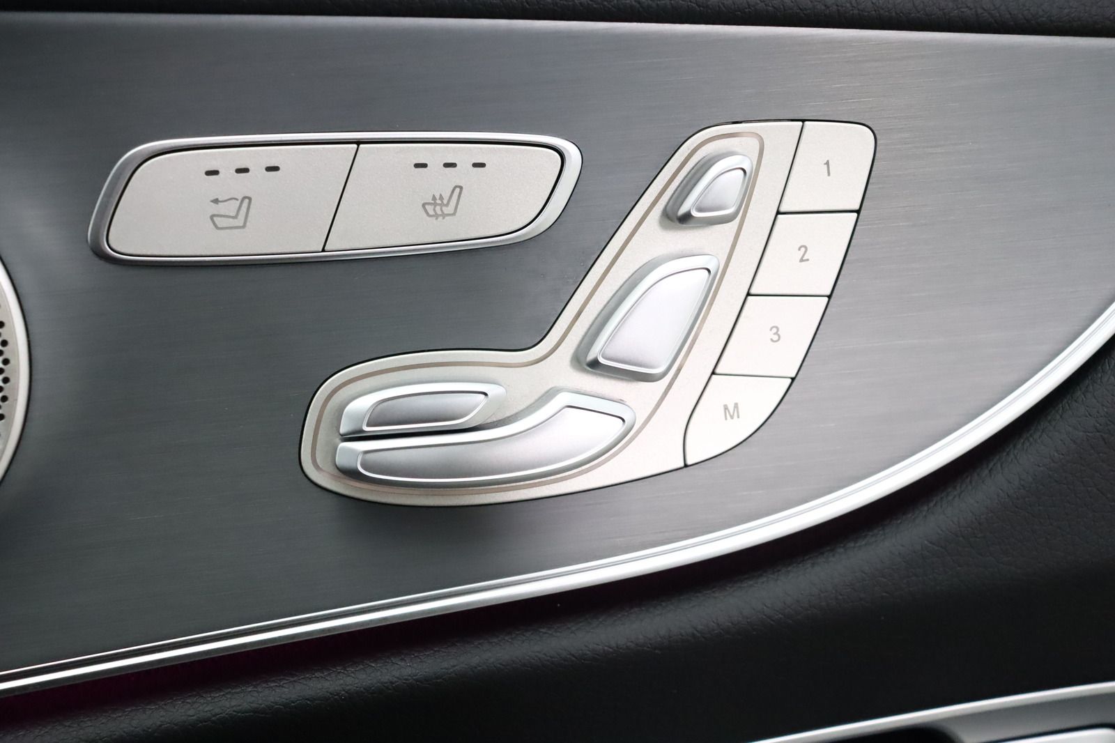 Fahrzeugabbildung Mercedes-Benz E 220 d Night Edition * Airscarf * LED *