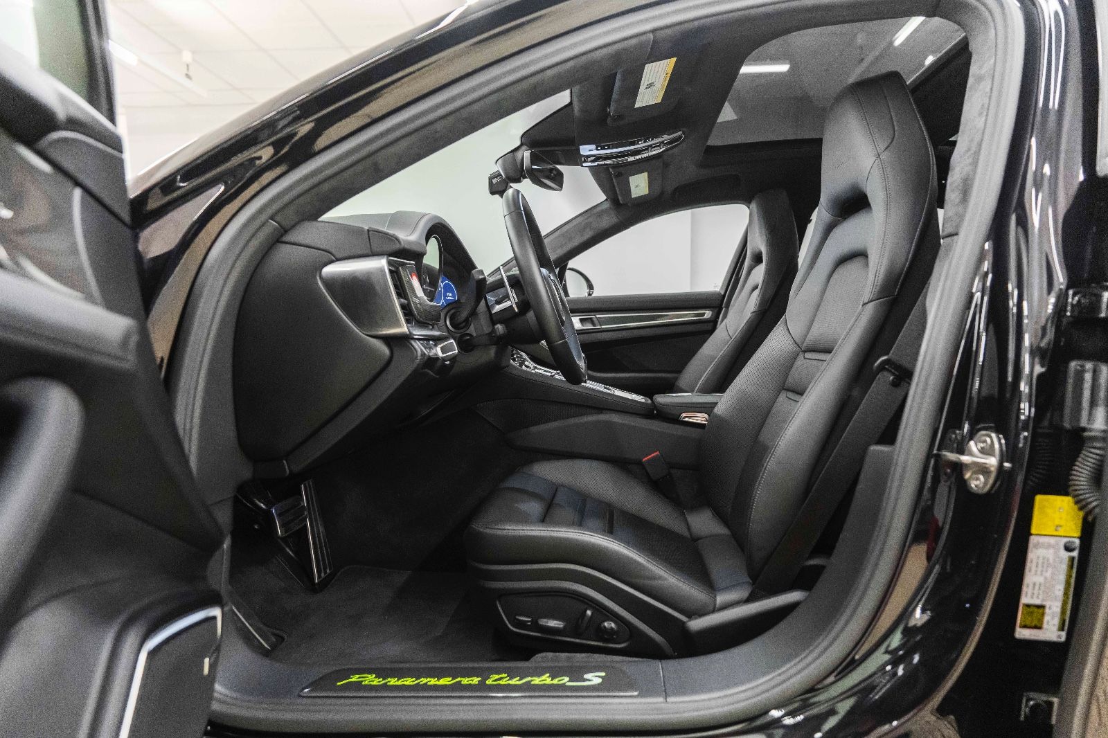 Fahrzeugabbildung Porsche Panamera Turbo S CHRONO LED PDLS PASM ACC PCCB