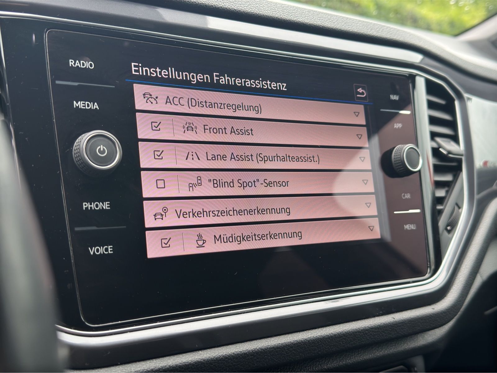 Fahrzeugabbildung Volkswagen T-Roc TDI Sport DSG LED ACC SHZ RearView Navi Kl