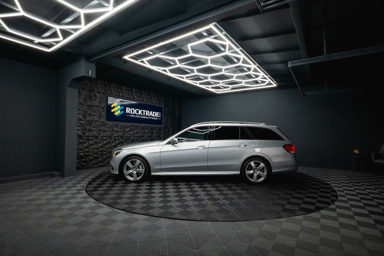 Fahrzeugabbildung Mercedes-Benz E 500 V8 CGI AMG Sport *Airmatic*Pano*ACC*H&K*