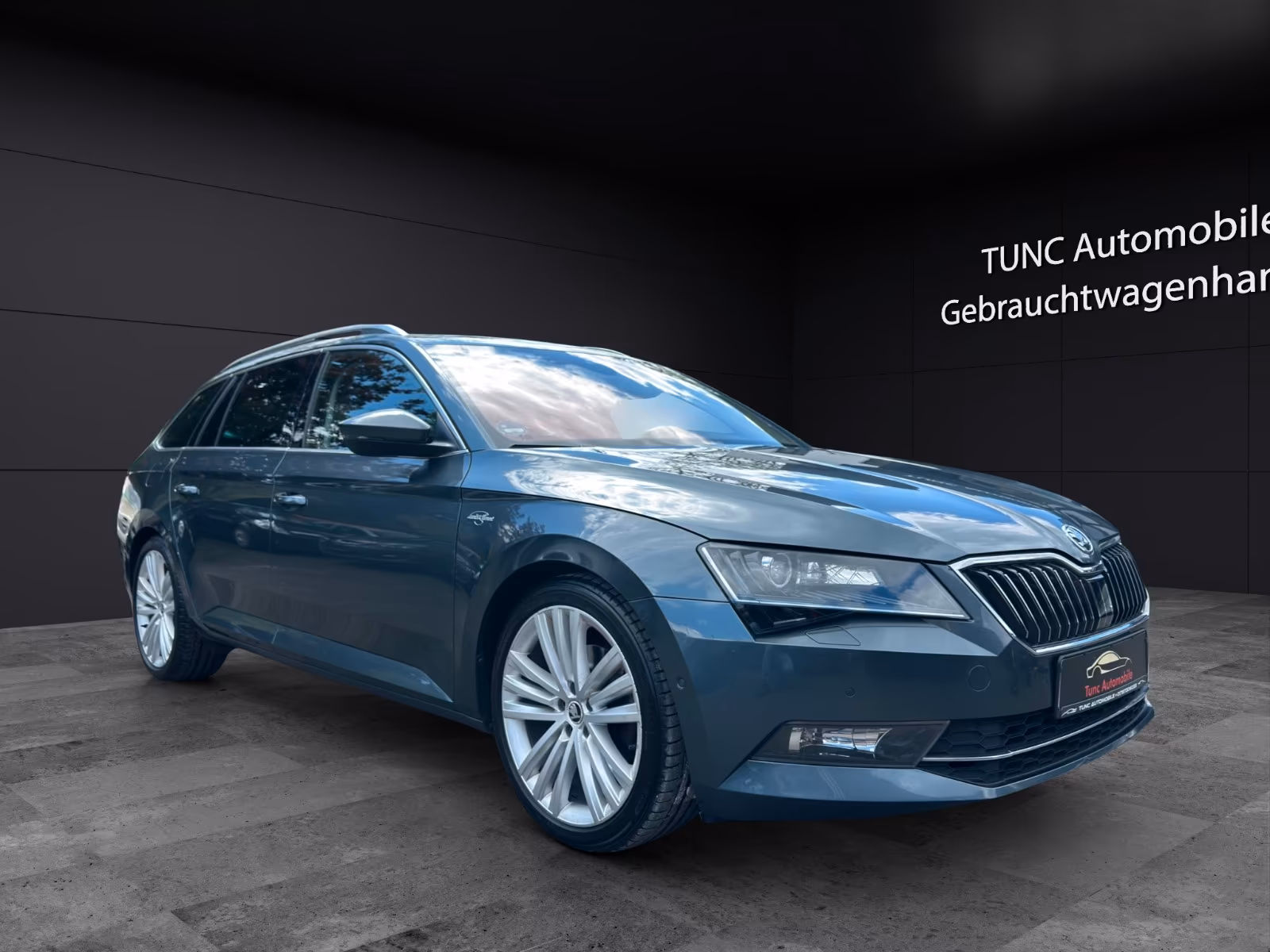 Skoda Superb Combi L&K XEN DSG KMRA LDR ACC NAVI AHK