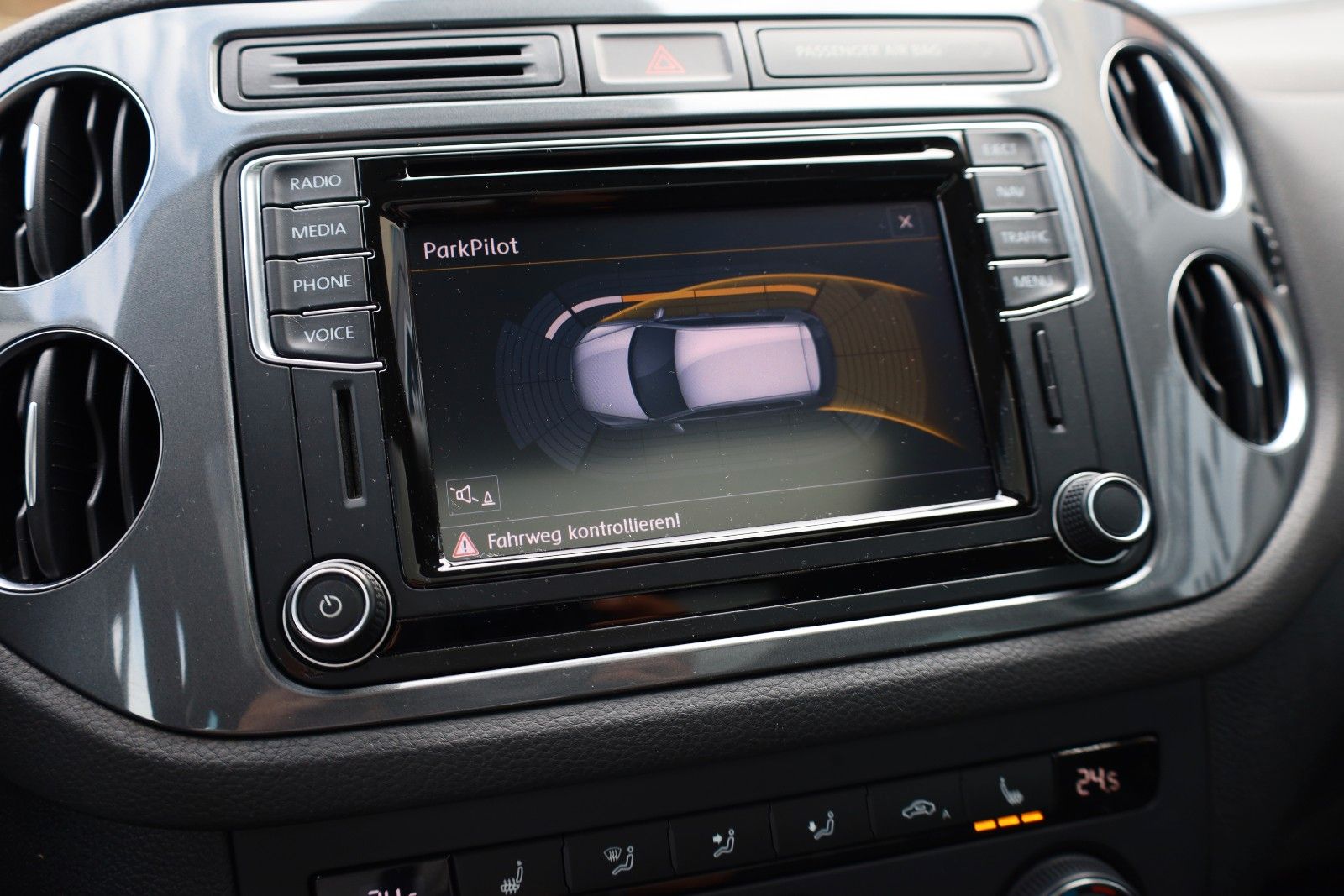 Fahrzeugabbildung Volkswagen Tiguan Sport & Style Navi,Xenon,Panorama,SH,PDC