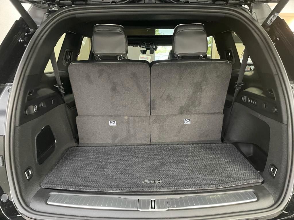 Fahrzeugabbildung Jeep JEEP GRAND CHEROKEE -L- SUMMIT  5.7L-V8