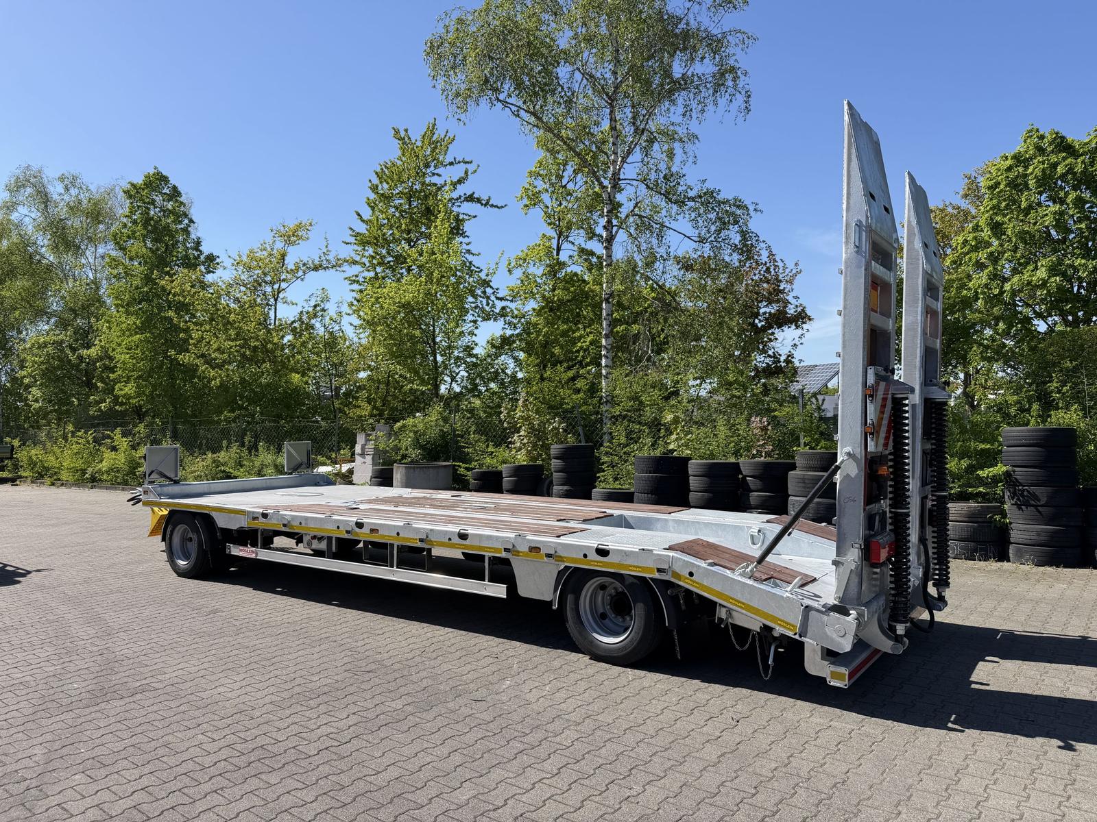 Möslein  2 Achs Tieflader mit gerader Ladefläche 8,20 m,