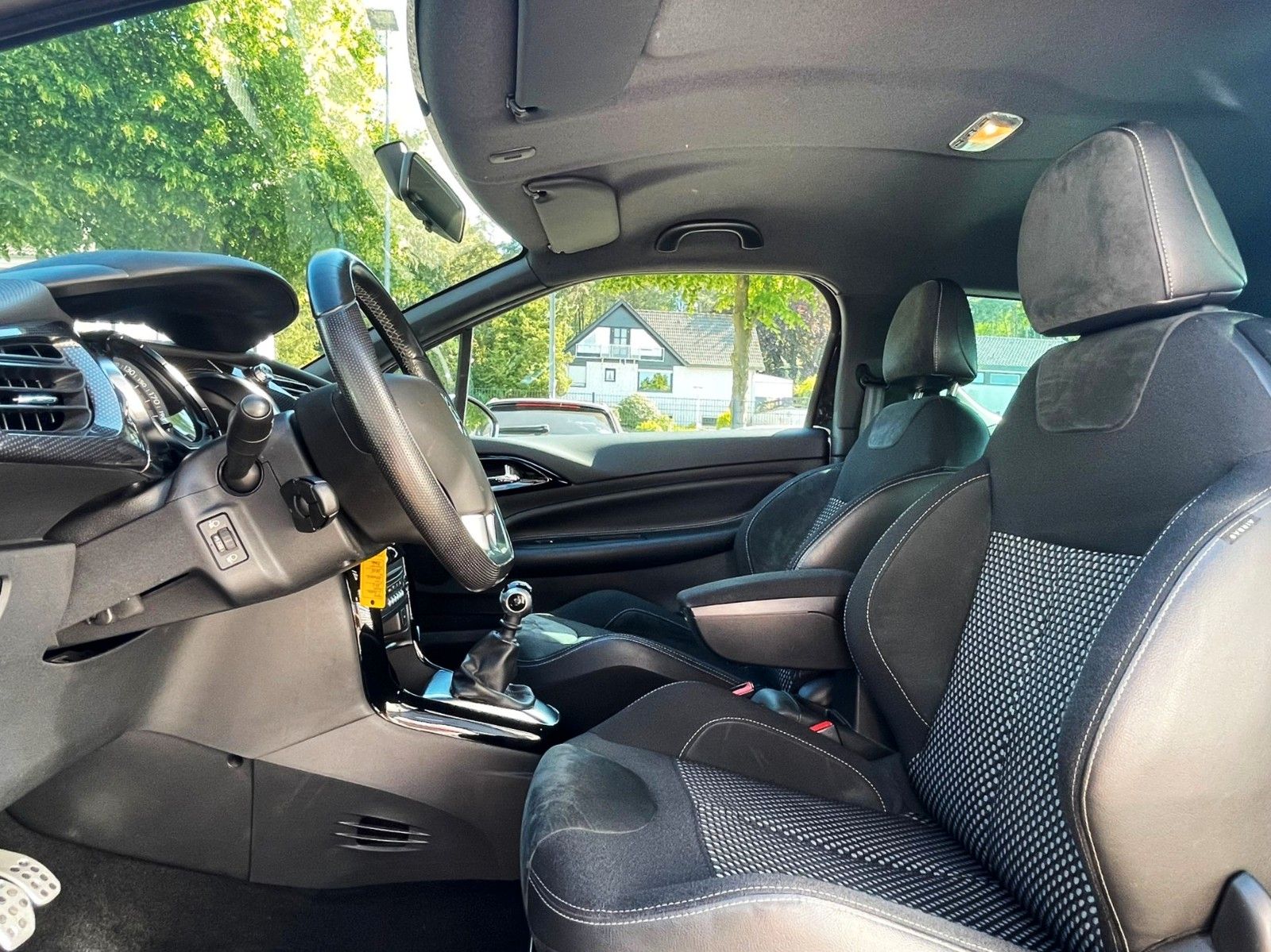 Fahrzeugabbildung Citroën DS3 SportChic 155 THP KIMAAUTOMATIK GANZJ REIFEN