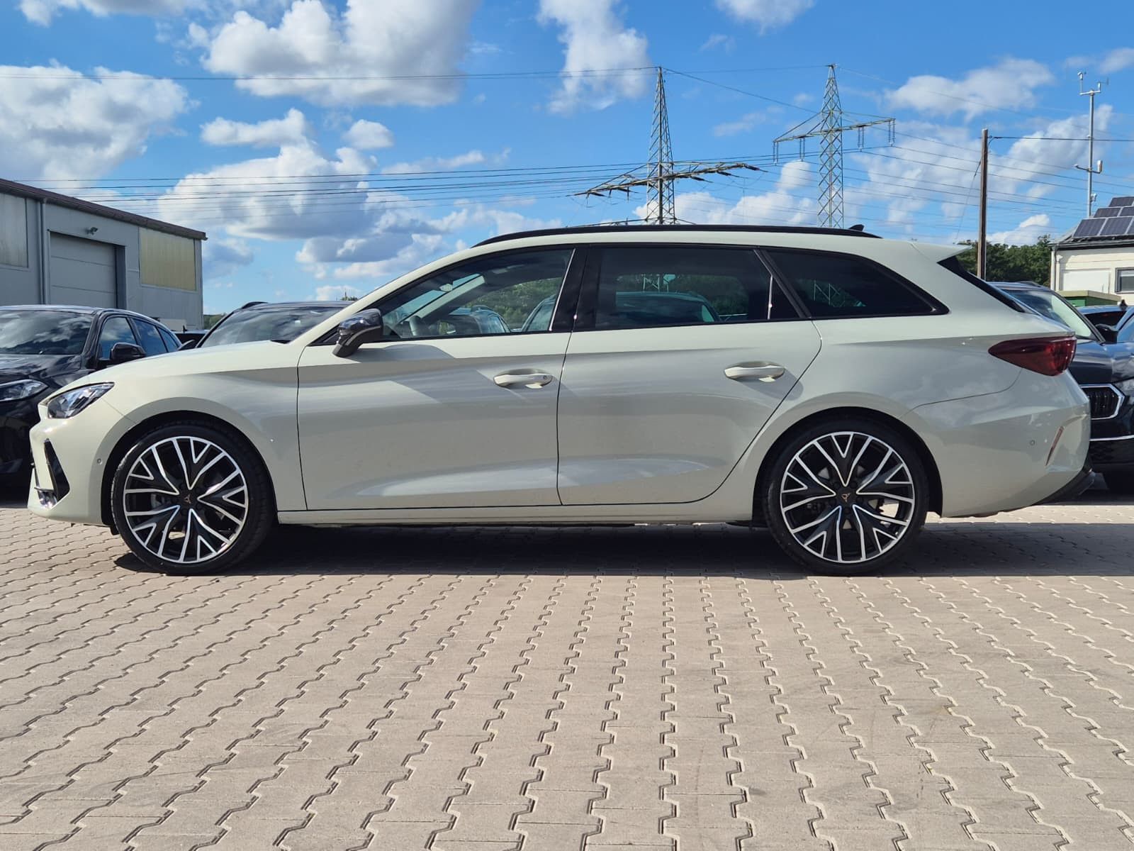 Fahrzeugabbildung CUPRA Leon 1.5 eTSI PANO*DCC*MATRIX*DINAMICA*AHK*5JG.