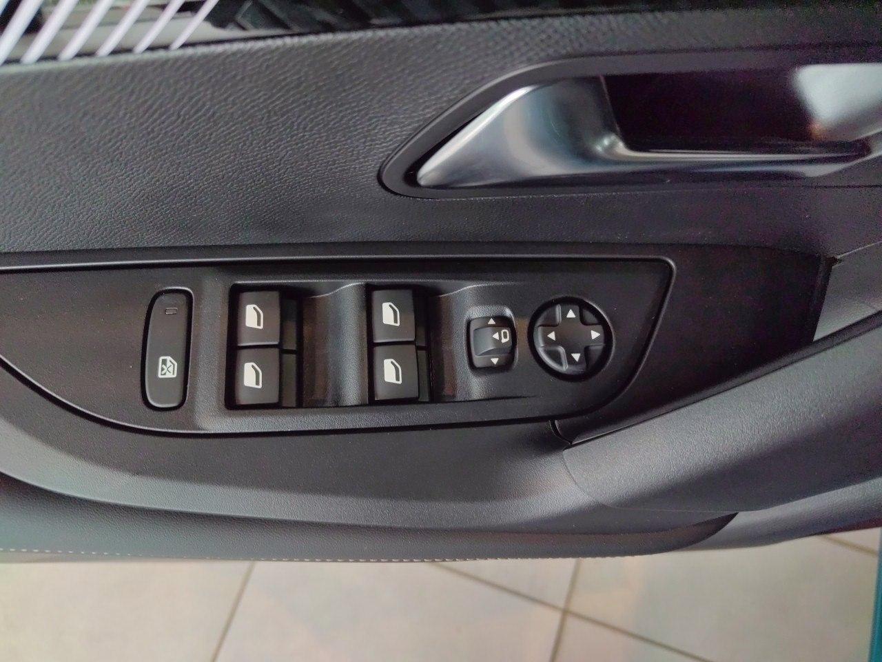 Peugeot 2008 Allure Hybrid 100 e-DSC6 Navi,360°