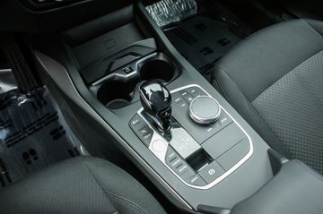 Fahrzeugabbildung BMW 118i Aut. Advantage LED LIFE-COCKPIT NAVIGATION